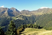 28 Salito su tracce il ripido pratone per il Monte Arete